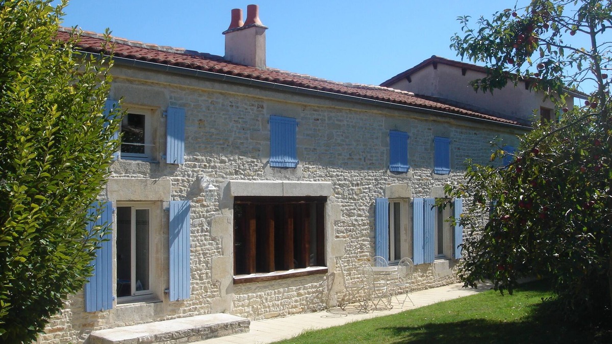 Saint-Pierre-d'Amilly House | Beautiful renovated farmhouse with private heated pool.