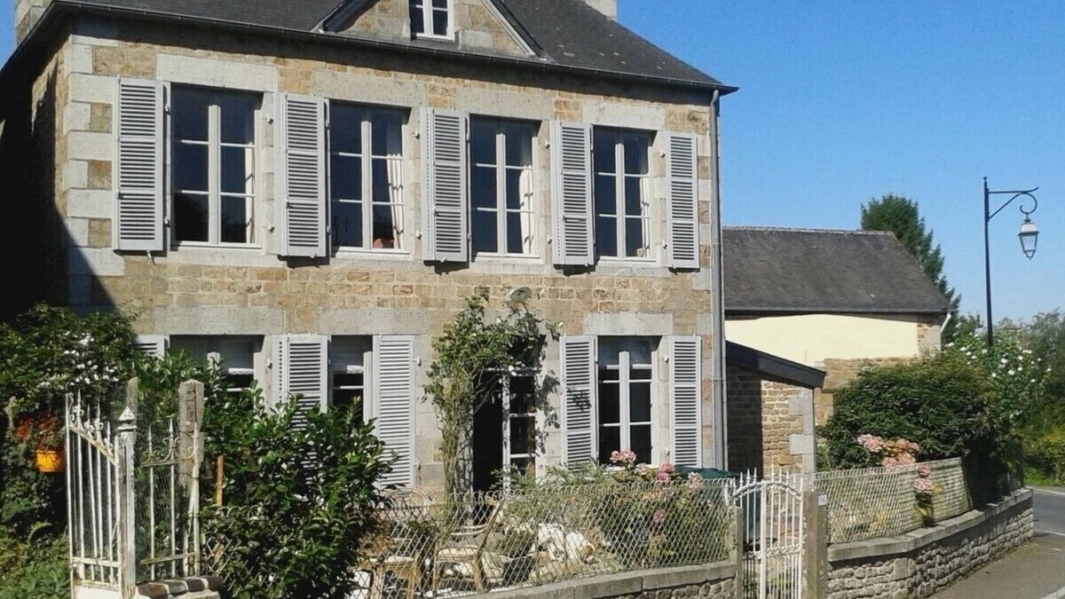 Noues de Sienne House | Beautiful Maison De Maitre in heart of pretty village