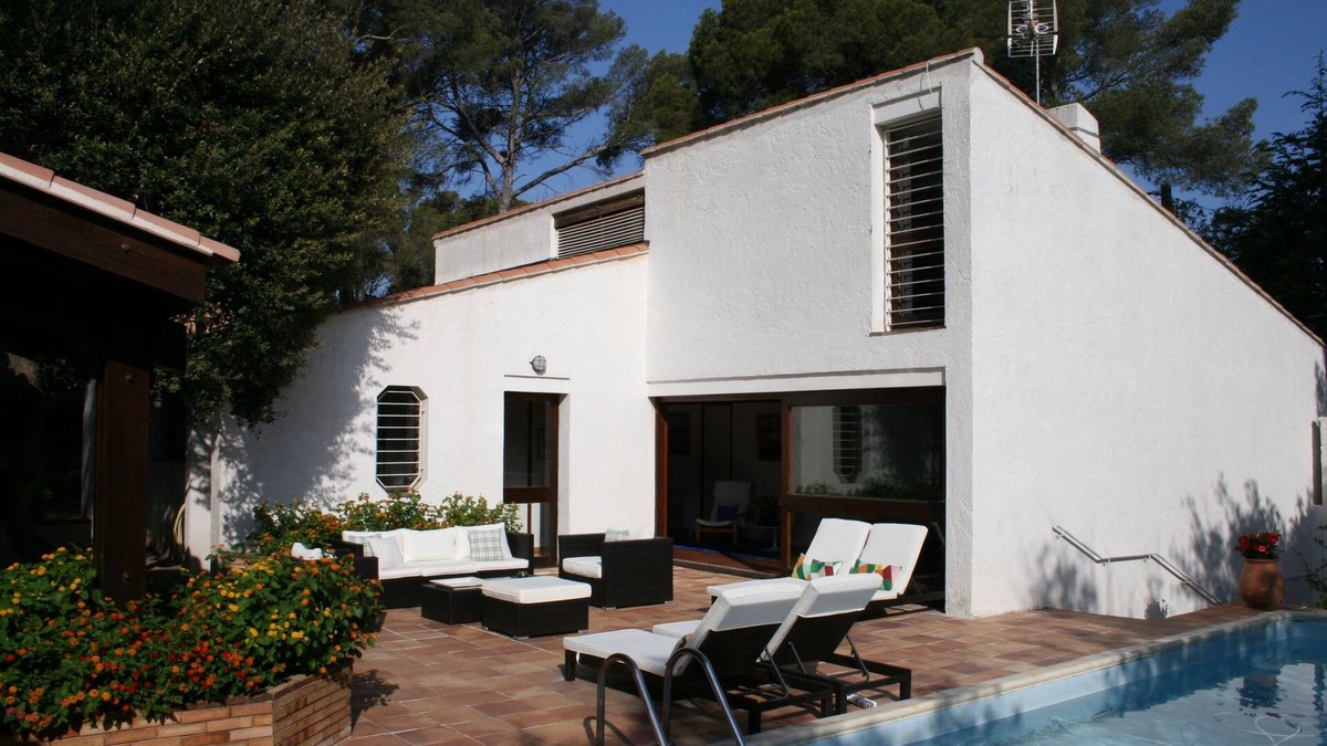 Le Brusc House | Beautiful character house with swimming pool in a quiet location 5' walk from the port of Le Brusc