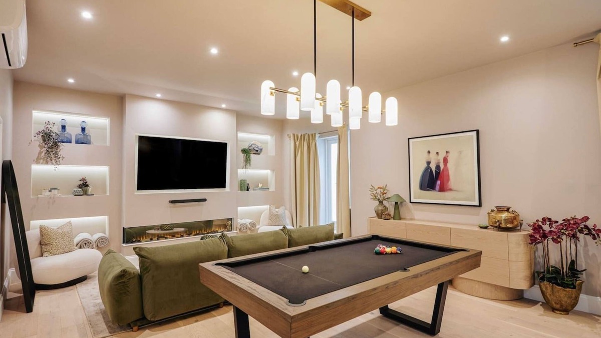 Parsons Green and Walham House | Beautiful Fulham Townhouse with a bar & pool table