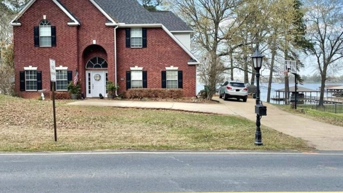 Benton House | Beautiful fully furnished lakefront house