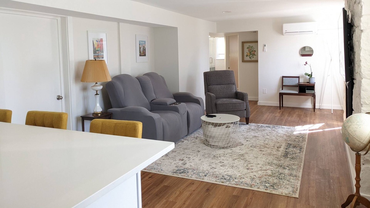 Greentree Apartment | Beautiful, fully renovated 1-bedroom suite, 20 minutes from Philadelpia