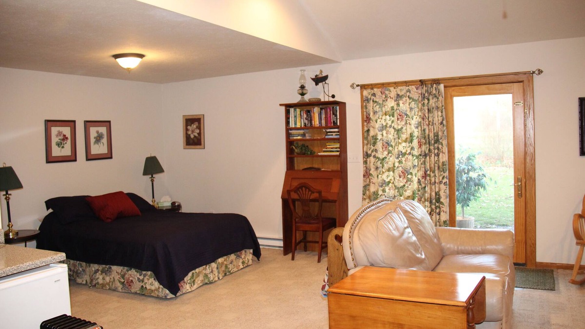 Norton Apartment | Beautiful Garden Apartment Easy Access to Akron, Cleveland, and Amish Country