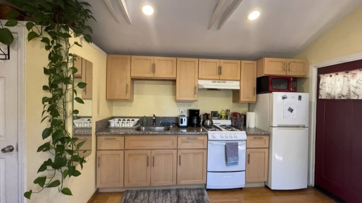 South Berkeley Apartment | Beautiful Garden Studio W/kitchen Near Bart