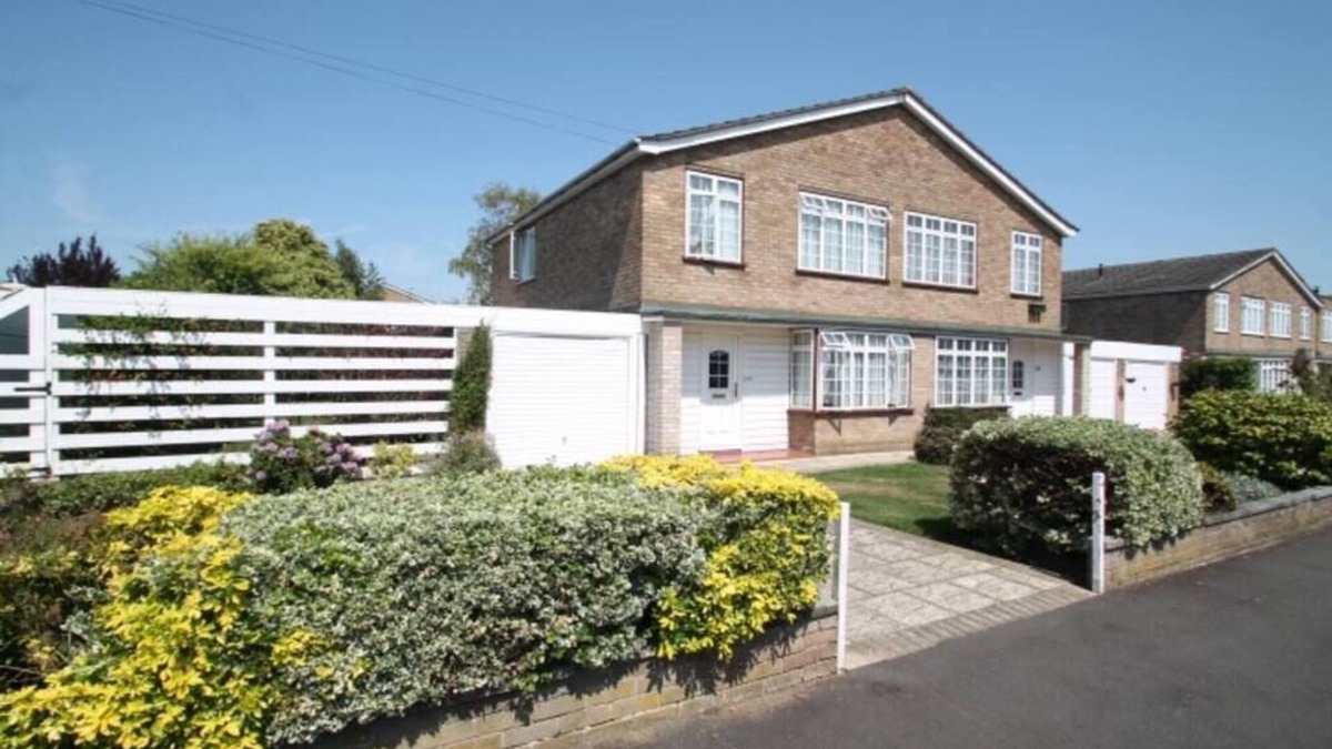 Staines House | Beautiful 3 Bedroom Home in Staines Private Parking, Garden, Near Heathrow