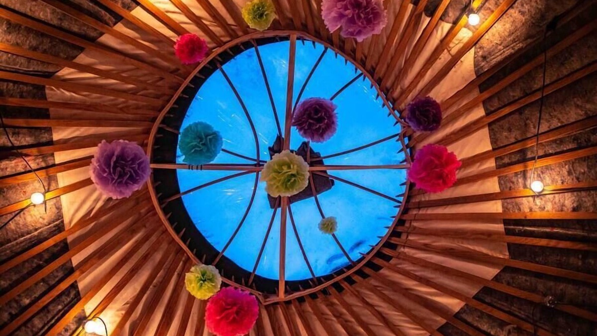 Scunthorpe Apartment | Beautiful Giant Glamping Yurt: Sleeps 8