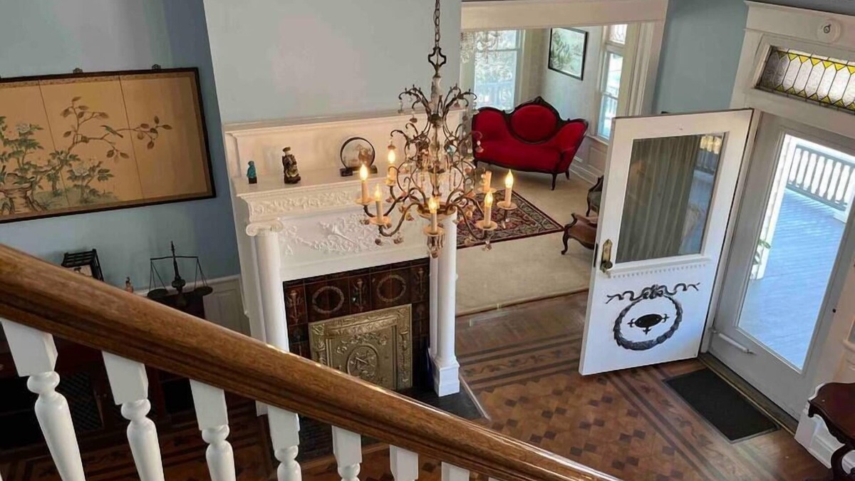 Roanoke House | Beautiful Gold Suite