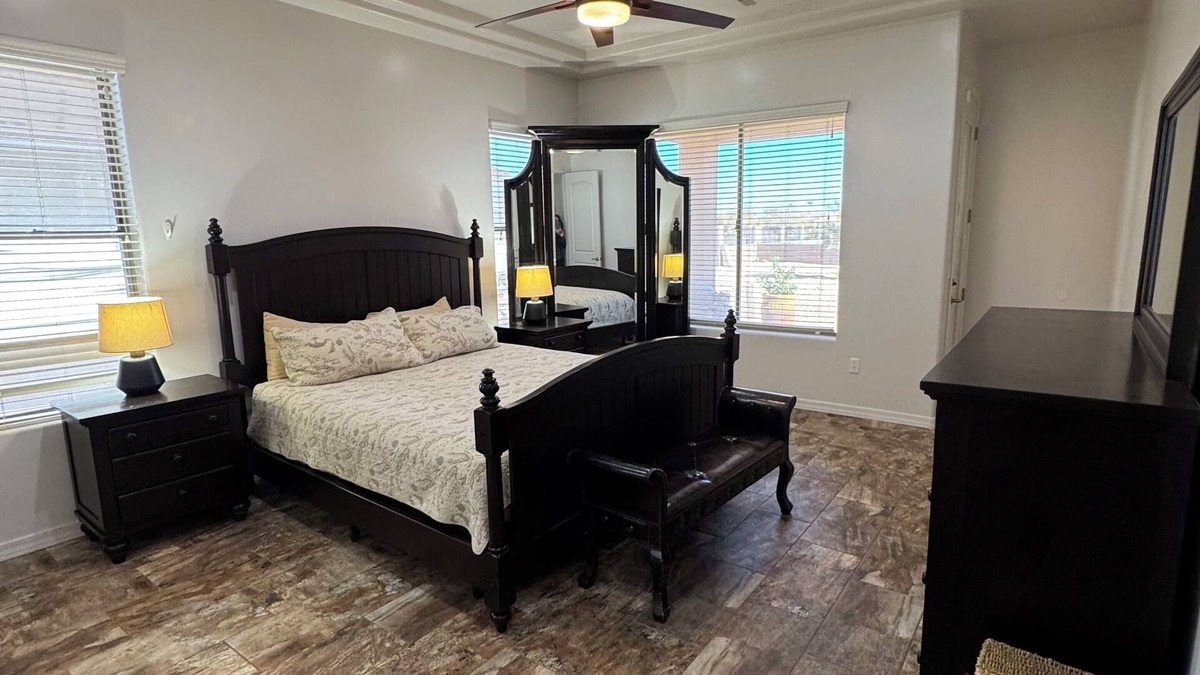 Arizona City House | Beautiful Golf Course Home - 3 Bedrooms/4 Beds/1 King/1 Queen/2 Full - Office