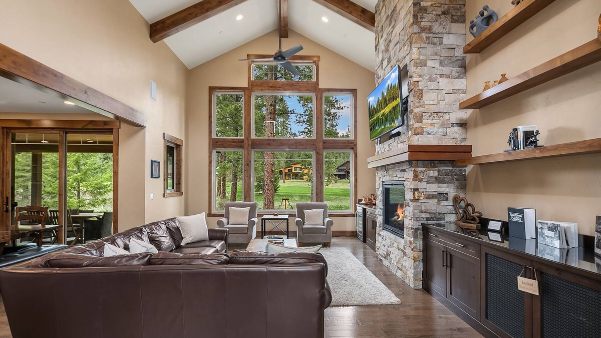 Cle Elum House | Beautiful Golf Course Retreat! Game Room, Hot Tub, Fire Pit, Ping Pong & Wifi