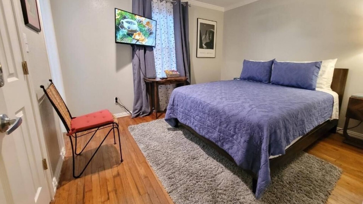 Garden Oaks House | Beautiful Greater Heights/Oak Forest Cottage 1-bed/1Bath home with ensuite