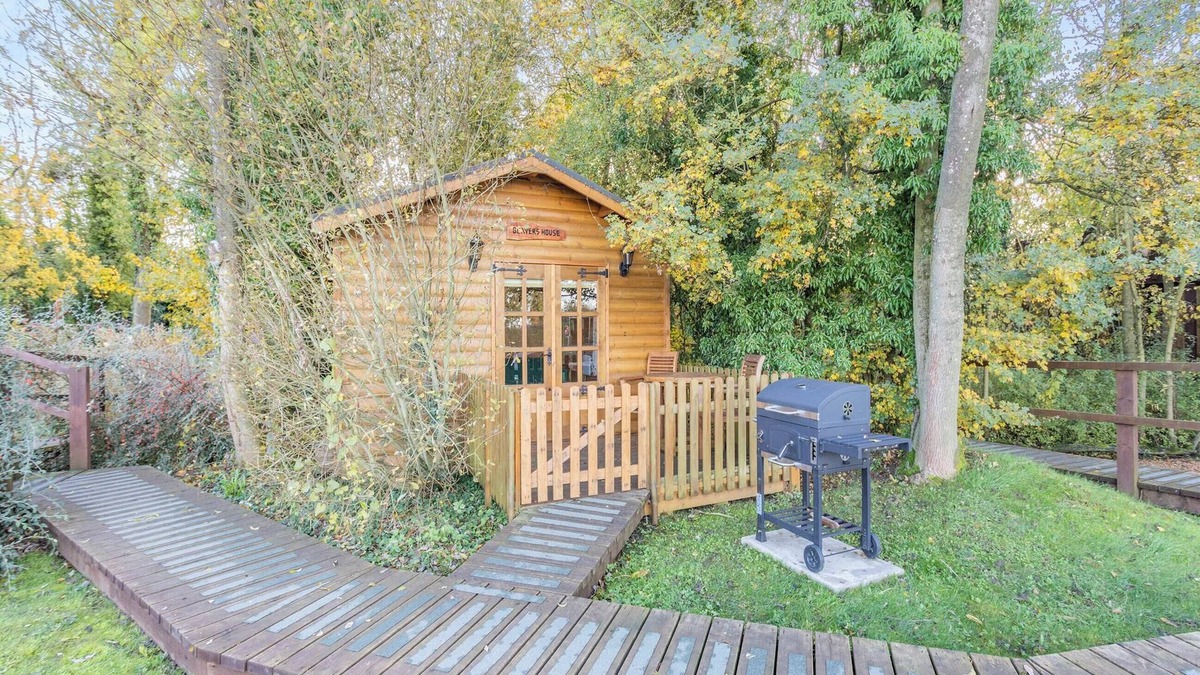 Newmarket Cottage | Beautiful grounds, well thought out.