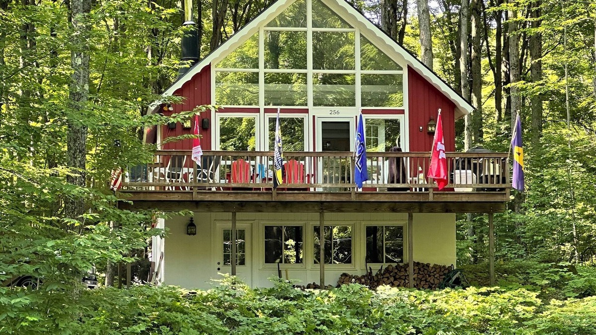 Harbor Springs Ski Chalet | Beautiful Harbor Springs Chalet minutes to Nub's, Boyne Hlnds, Golf & Mackinaw