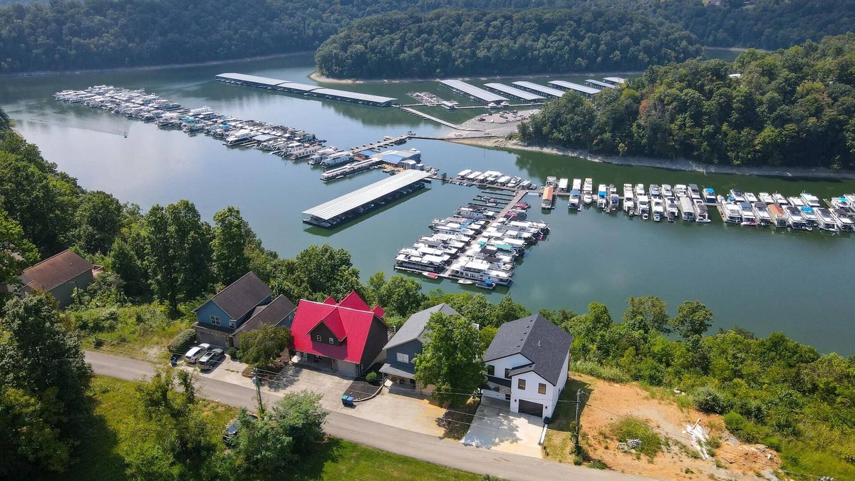 Sloans Valley House | Beautiful "Harborview at Lake Cumberland" overlooking Lee's Ford Marina.