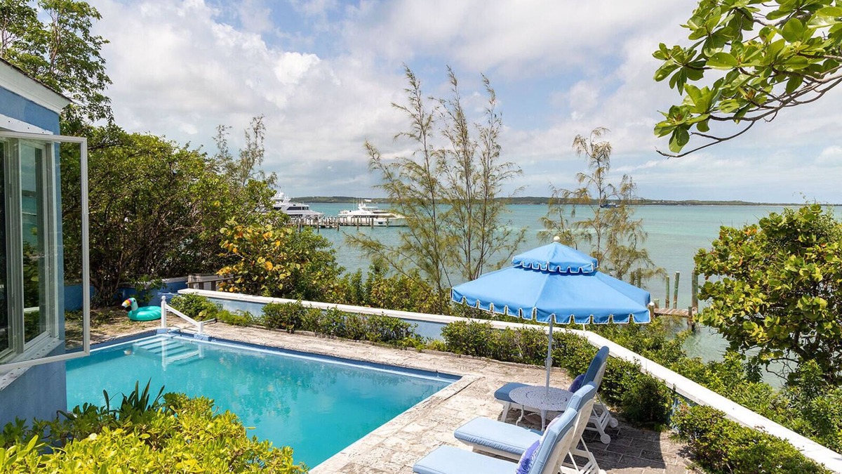 Dunmore Town House | Beautiful Harbourside Property with Pool on Water + Private Dock