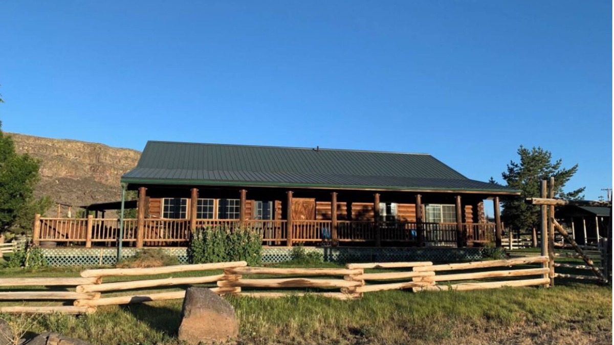 Plush House | Beautiful Hart Mountain Log House