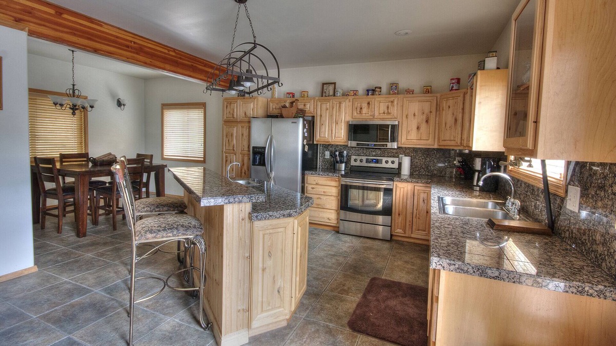 Post Falls House | Beautiful Hauser Lake / Spokane / Coeur D'Alene