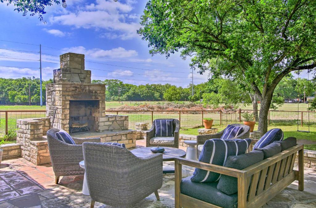 Comfort House | Beautiful Hill Country Cottage - Walk to Downtown!