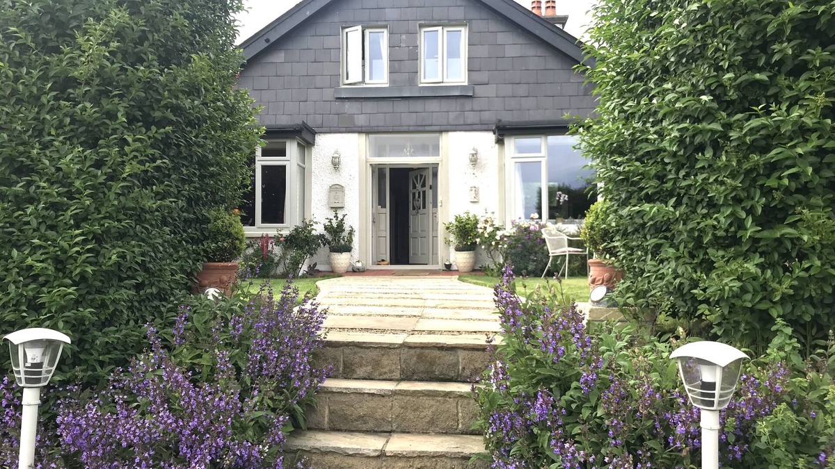 Baldoyle Bed & Breakfast | Beautiful Historic Cottage by the Irish Sea, 15 min from Dublin Centre/Airport