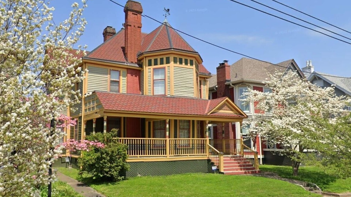 New Albany House | Beautiful historic home close to Louisville - Sleeps 12!