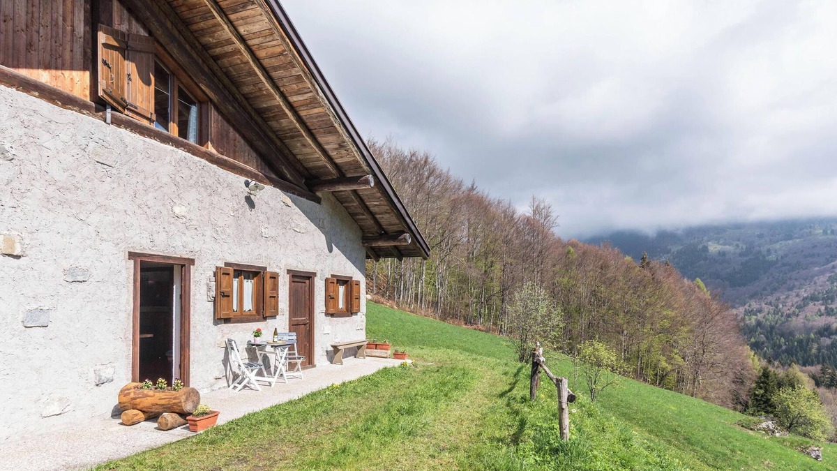 Roncone Ski Chalet | Beautiful Holiday Home “Baita Rustica immersa nel verde” with Mountain View