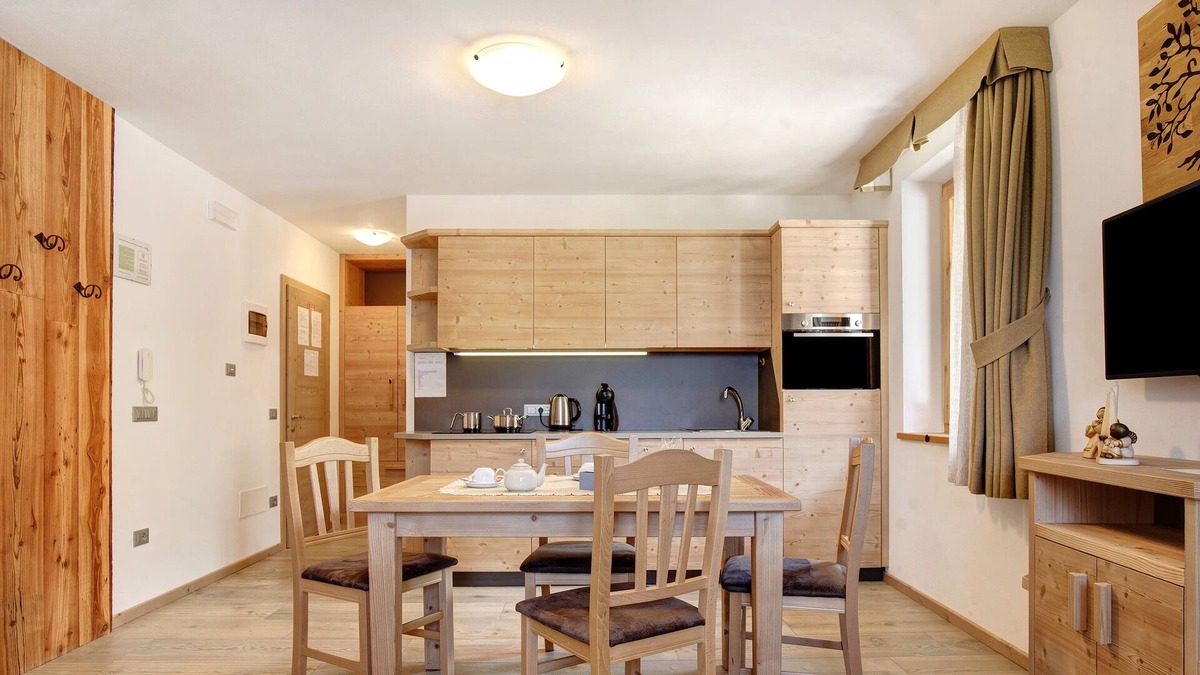 Almazzago Apartment | Beautiful Holiday Apartment “Appartamento Enrico” with Mountain View, Shared Garden