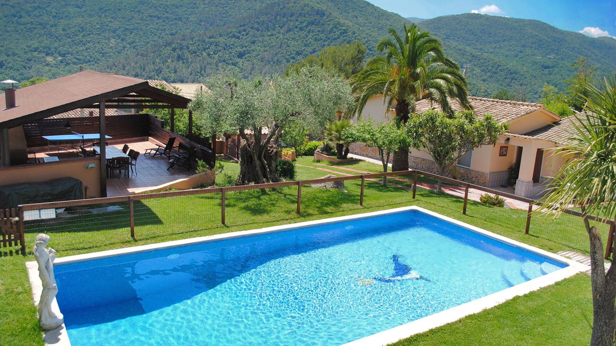 Pujarnol House | Beautiful holiday home with mountain views, big pool and close to Banyoles lake