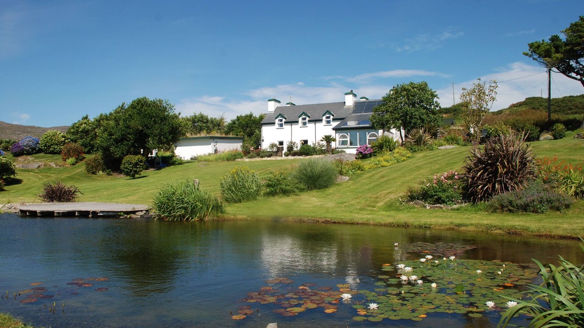 Goleen House | beautiful holiday resort at the south-west coast of Ireland, with swimming-pond,