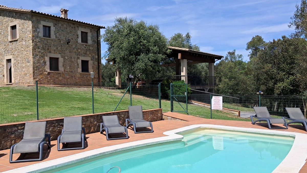 Porqueres Villa | Beautiful Holiday Villa with Pool near Banyoles & Girona. 9 Bedrooms.