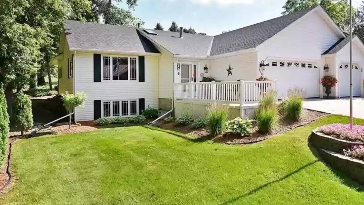 Faribault House | Beautiful home 1 minute from Shattuck St. Mary's school!
