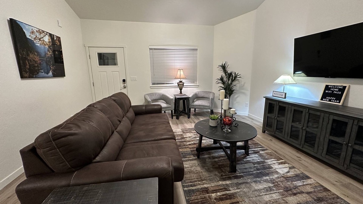 Montrose House | Beautiful Home Close to River Parks , Airport & Downtown. Pet-Friendly!