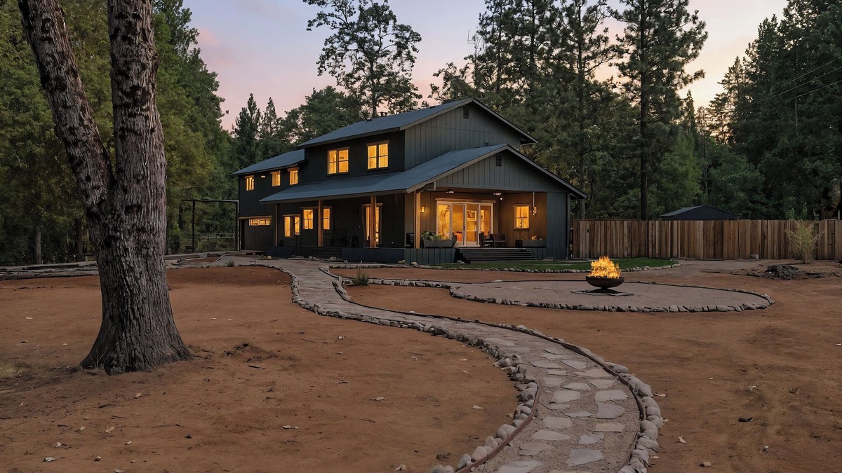 Glencoe House | Beautiful Home Close To Activities with WiFi.