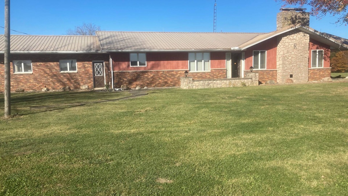 Janesville Other | Beautiful home, huge kitchen, strong Wi-Fi , lots of room, plenty of parking