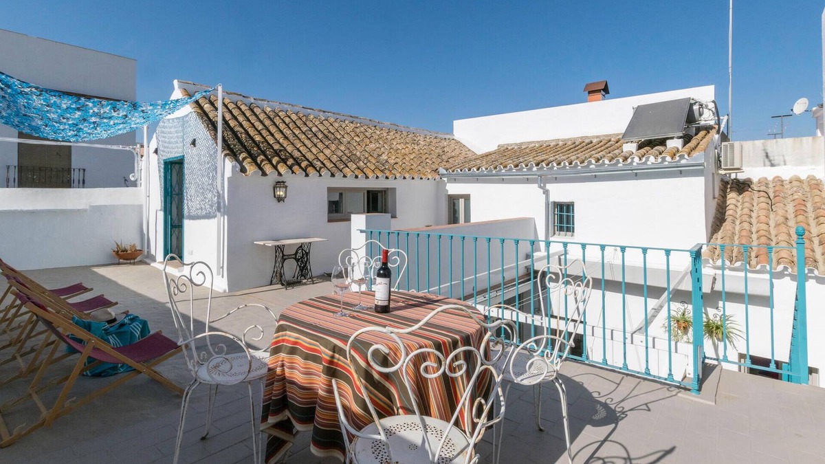 Carmona House | Beautiful home in Carmona with kitchen