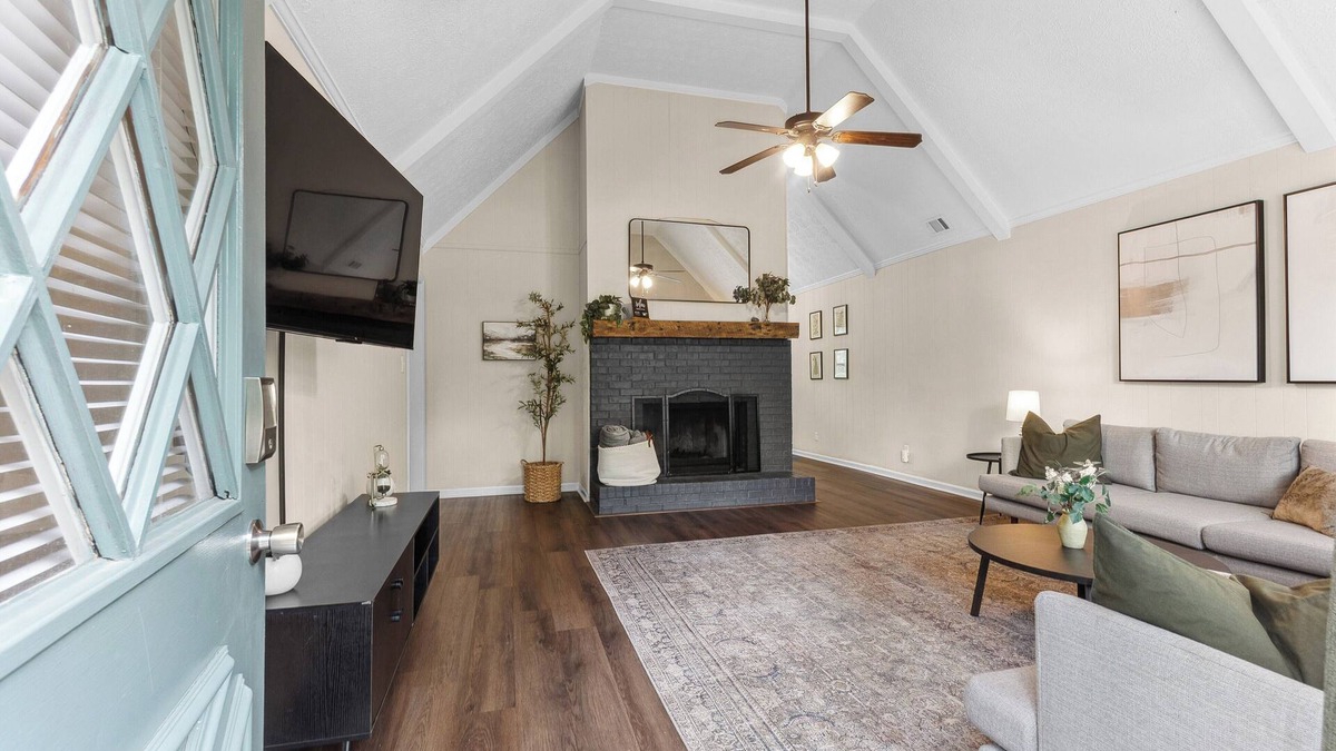 Perry House | Beautiful home in delightful Perry w/King Bed