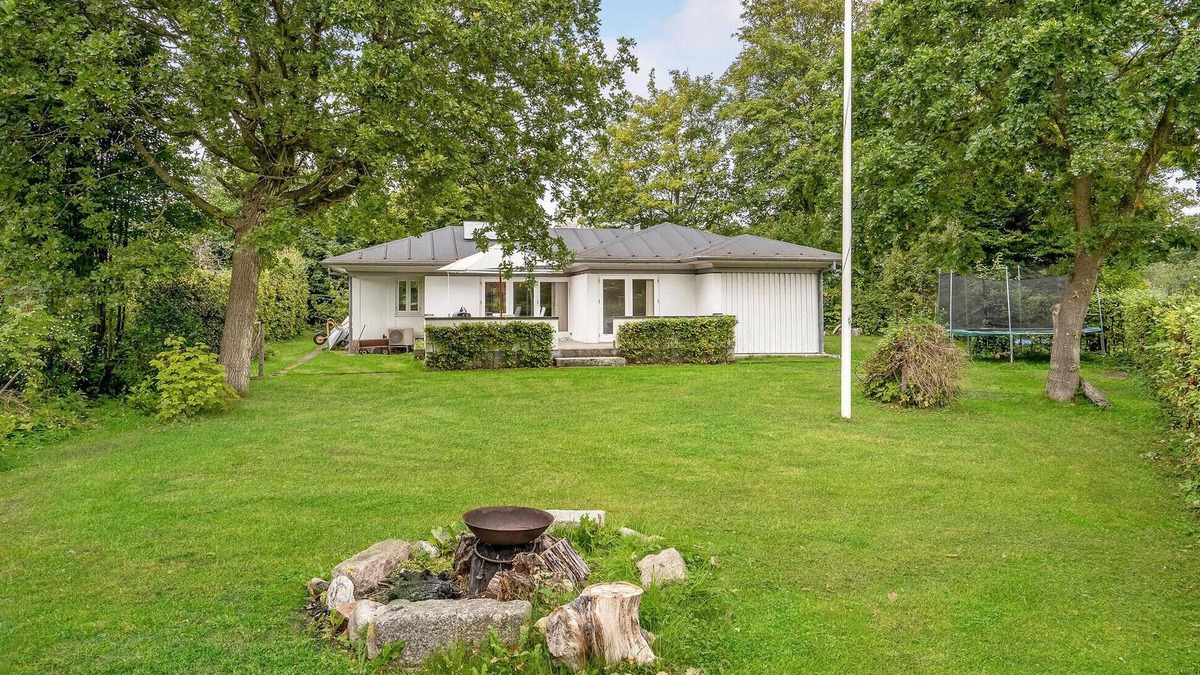 Lyngsbæk Strand House | Beautiful home in Ebeltoft with kitchen
