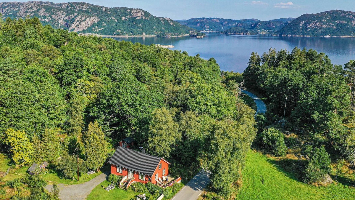 Farsund House | Beautiful home in Farsund with kitchen