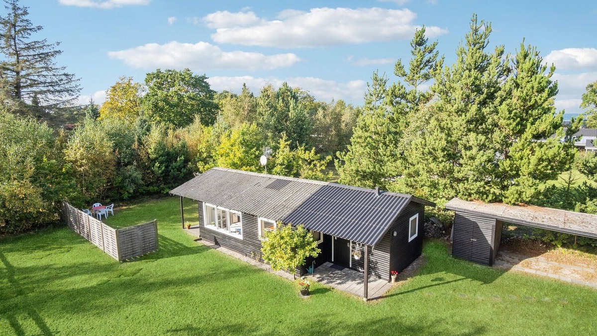 Fjellerup House | Beautiful home in Glesborg with WiFi