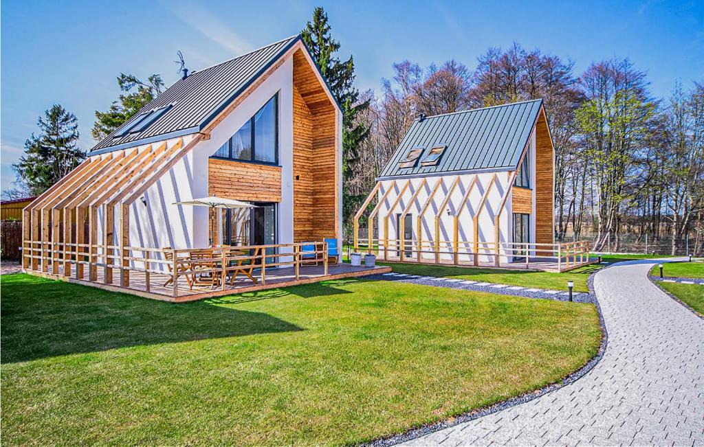 Nowecin House | Beautiful Home In Nowecin With Kitchen