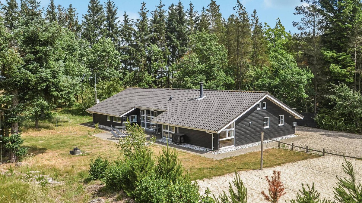 Mosevra House | Beautiful home in Oksbøl with kitchen