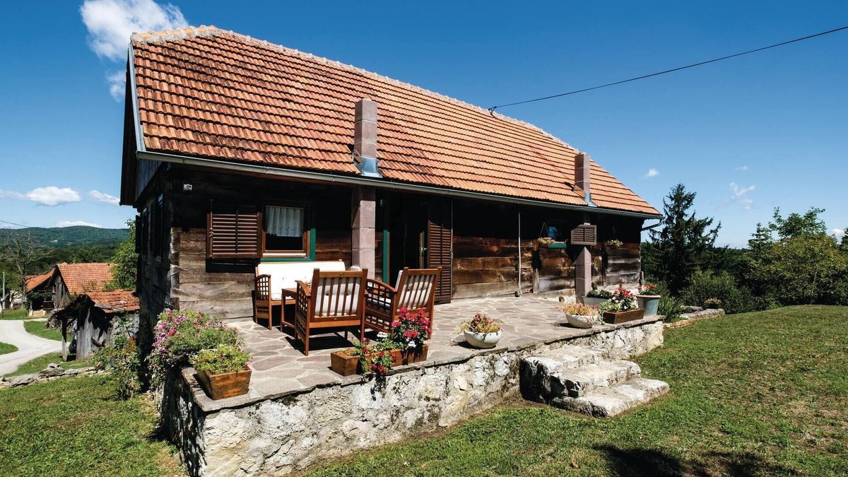 Ozalj House | Beautiful home in Ozalj with WiFi
