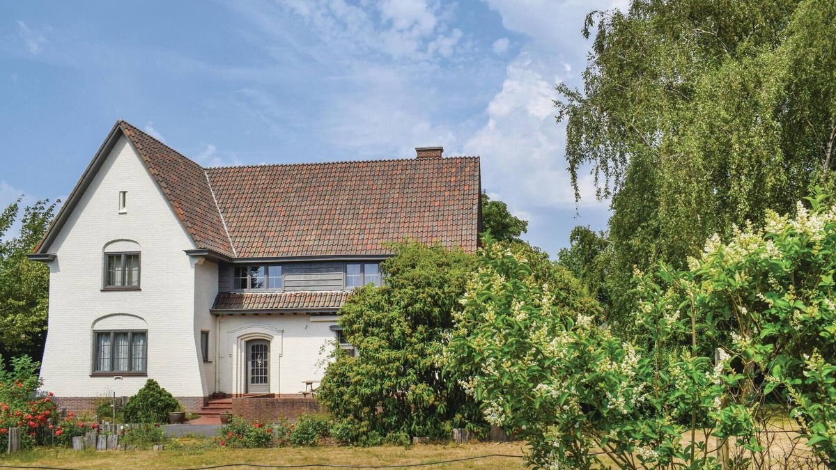 Poperinge House | Beautiful home in Poperinge with sauna