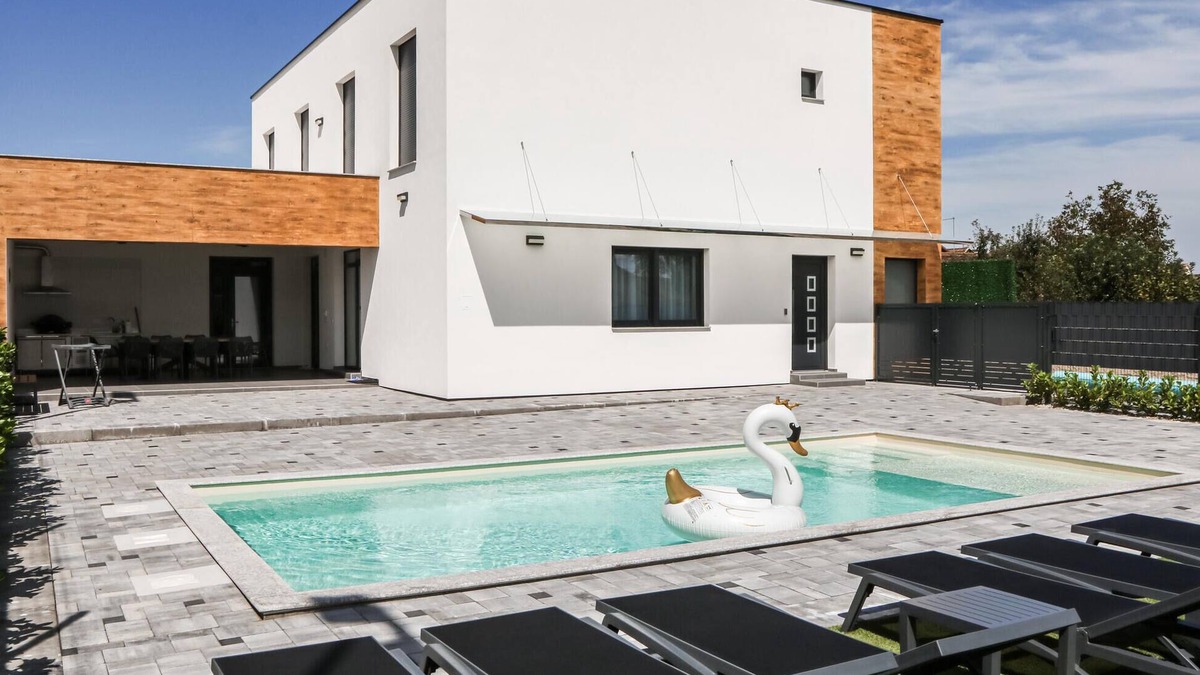 Andrijasevci House | Beautiful home in Rokovci with sauna