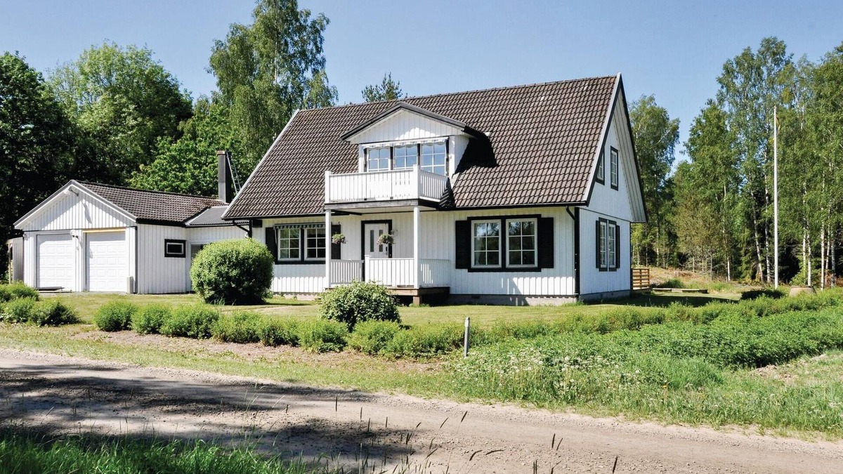 Saffle Municipality House | Beautiful home in Säffle with kitchen