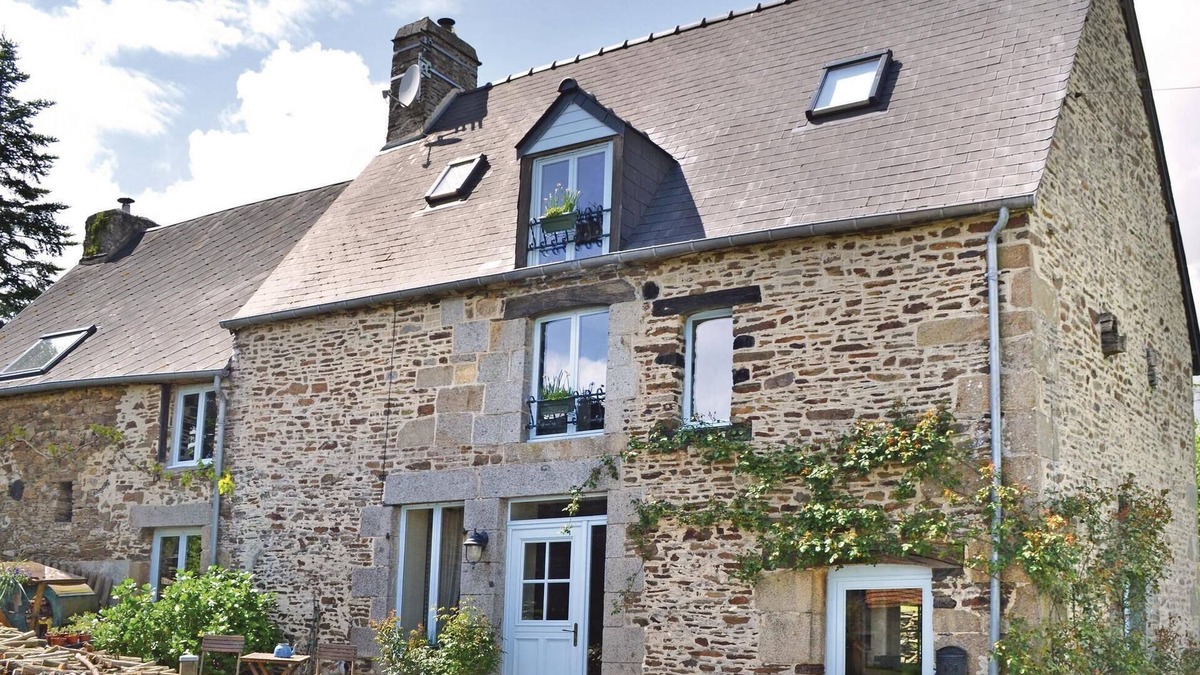 Sougeal House | Beautiful home in Sougeal with kitchen