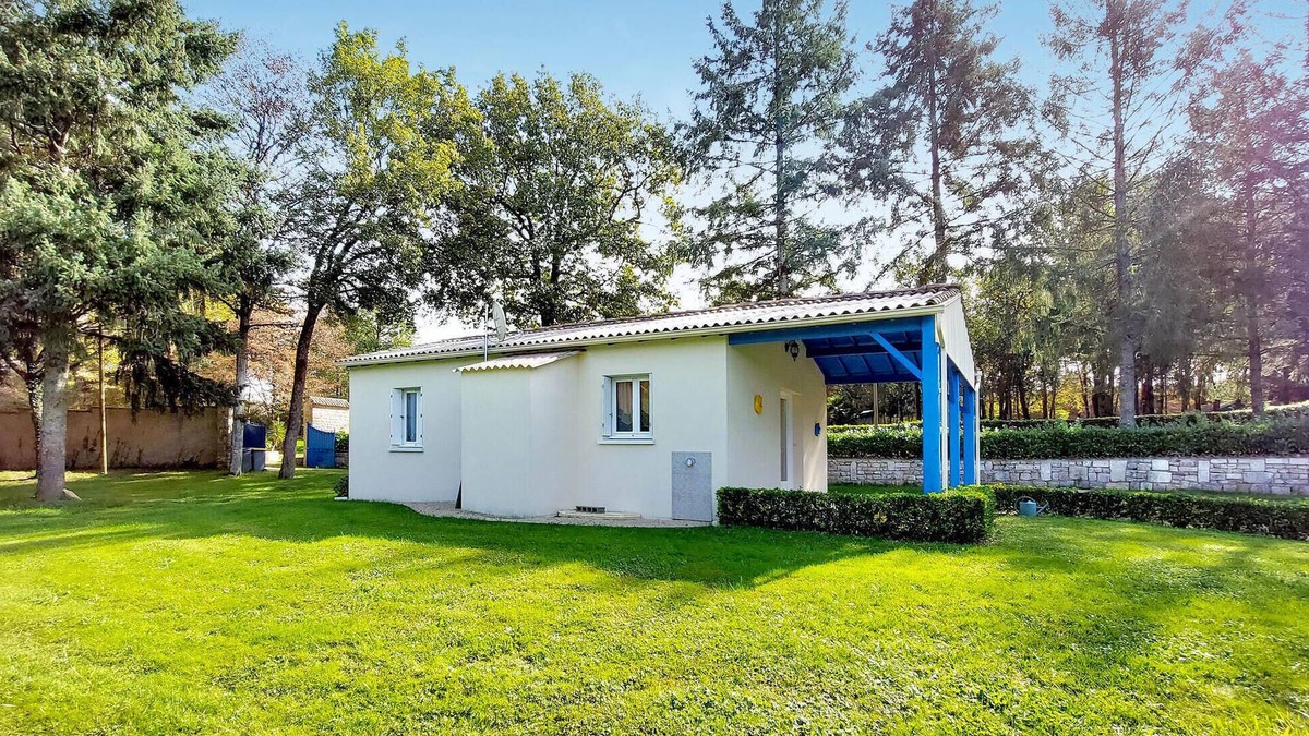 Bagnault House | Beautiful home in Souvigne with WiFi