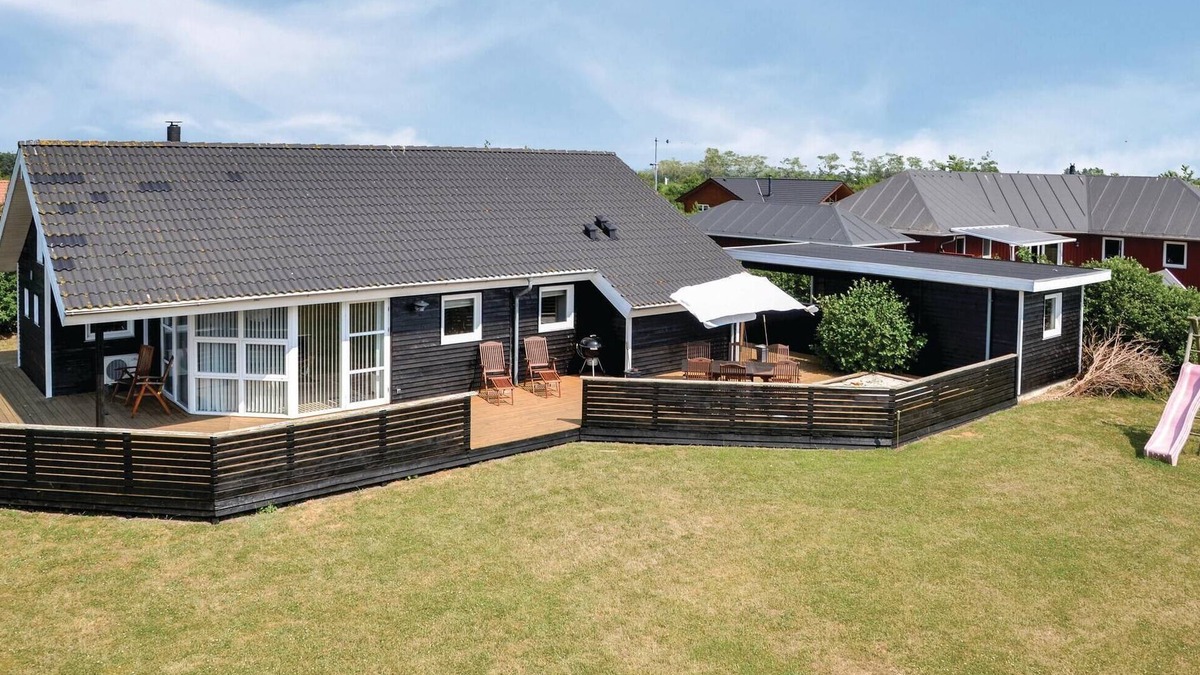 Skaven Strand House | Beautiful home in Tarm with WiFi