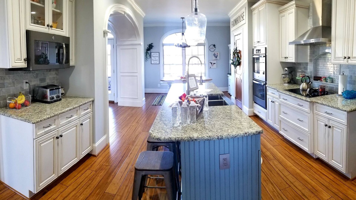Lexington House | Beautiful Home located on 34 acres conveniently located 1.5 miles from I-85.