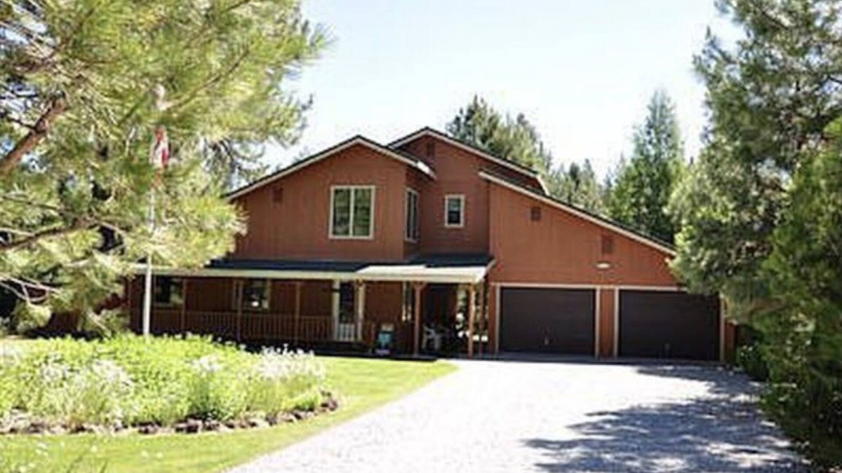 Shasta County Cabin | Beautiful home minutes to Mt. Lassen, hunting, Pacific Crest Trail and fishing