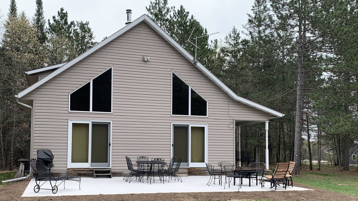 Crivitz House | Beautiful Home on 2 wooded acres near lake & recreation trails