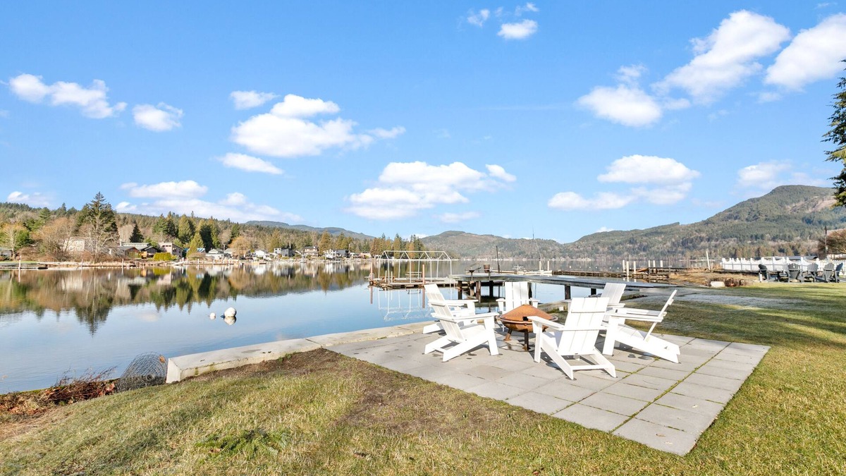 Bellingham House | Beautiful Home on Lake Samish with Deck- 10 minute drive to Fairhaven